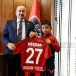 Deprem Zedesi Yucel8217e Kulupten Destek ve Surpriz Hediye