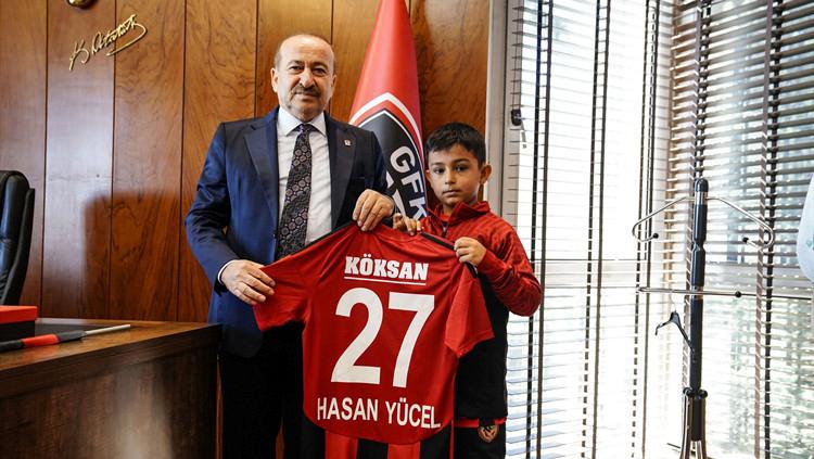 Deprem Zedesi Yucel8217e Kulupten Destek ve Surpriz Hediye