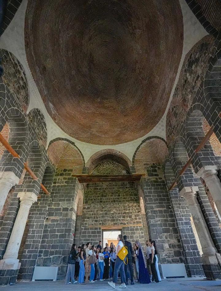 Diyarbakır'daki Tarihi Kilise Yenilenen Yüzüyle Ziyaretçilerini Ağırlıyor