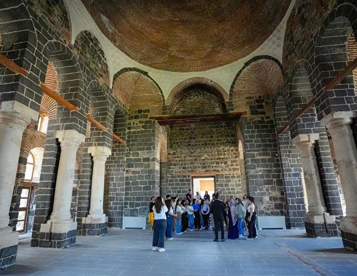 Diyarbakır'daki Tarihi Kilise Yenilenen Yüzüyle Ziyaretçilerini Ağırlıyor