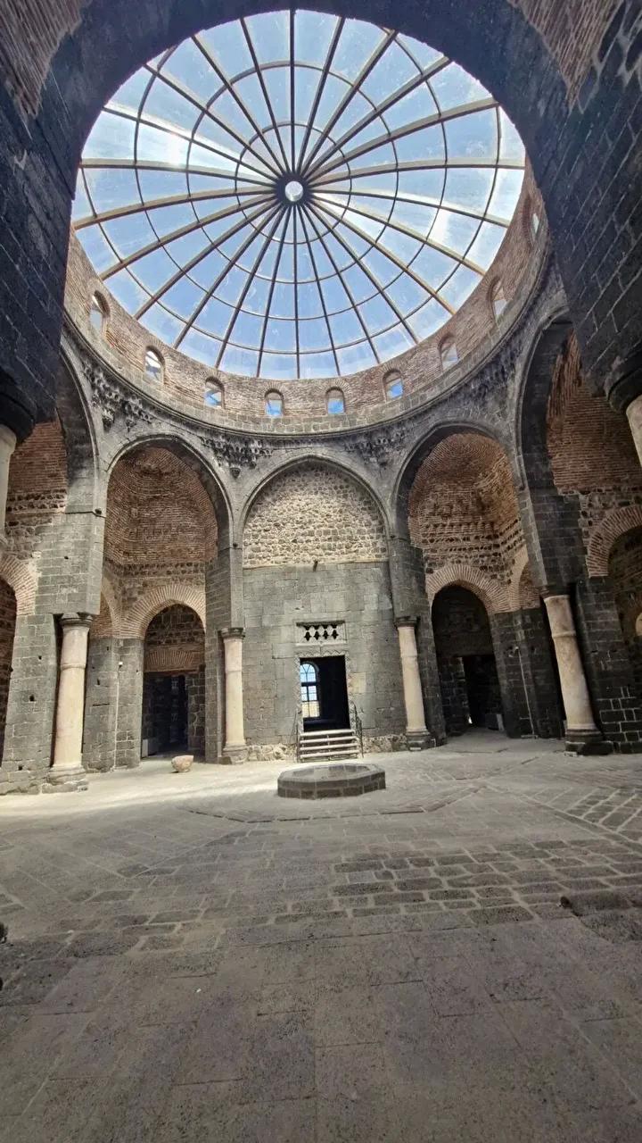 Diyarbakır'daki Tarihi Kilise Yenilenen Yüzüyle Ziyaretçilerini Ağırlıyor