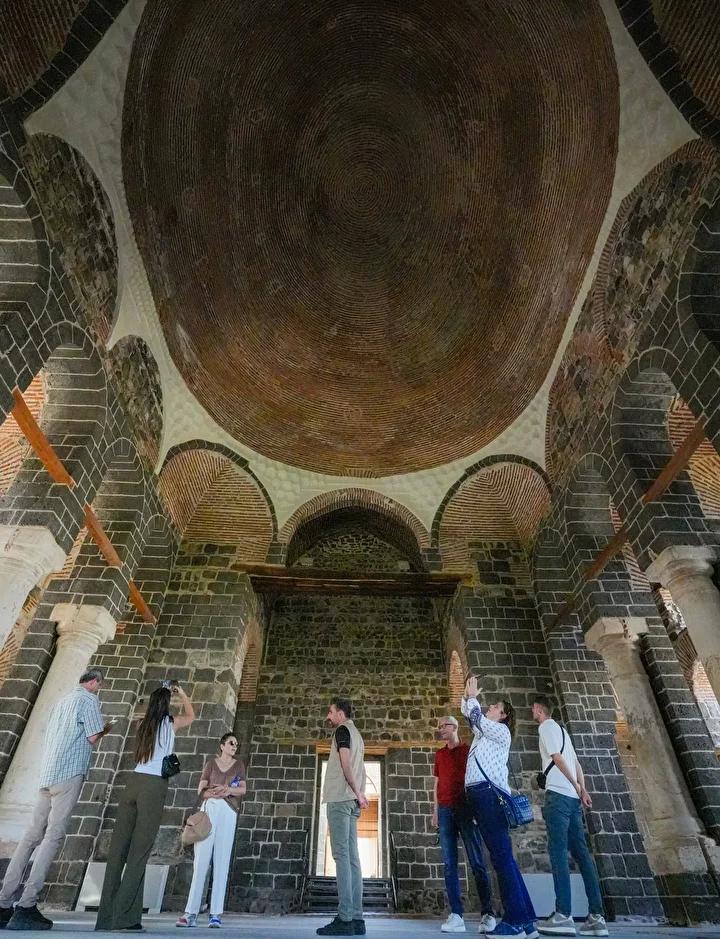 Diyarbakır'daki Tarihi Kilise Yenilenen Yüzüyle Ziyaretçilerini Ağırlıyor