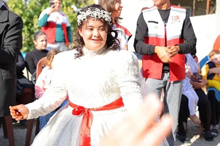 Düğün Hayalini Gerçeğe Dönüştüren Aileye Büyükşehir'den Sürpriz 3 Düğün Hayalini Gerçeğe Dönüştüren Aileye Büyükşehir'den Sürpriz