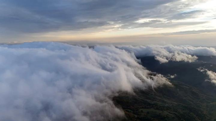 Dürtmen Dağı'nın Gizemli Sisleri ve Doğal Güzelliği