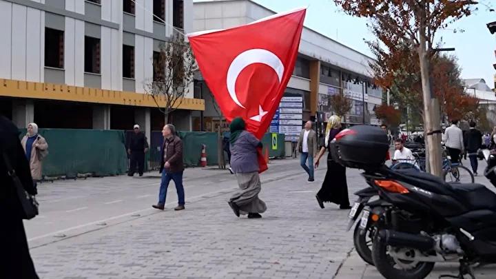 Düzce Belediyesi'nin Sosyal Deneyinde Bayrakla İlginç Anlar 1 Düzce Belediyesi'nin Sosyal Deneyinde Bayrakla İlginç Anlar