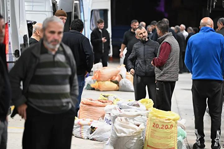Düzce'nin Lezzetli Kestaneleri Hamidiye Pazarı'nda İlgi Odağı Oldu