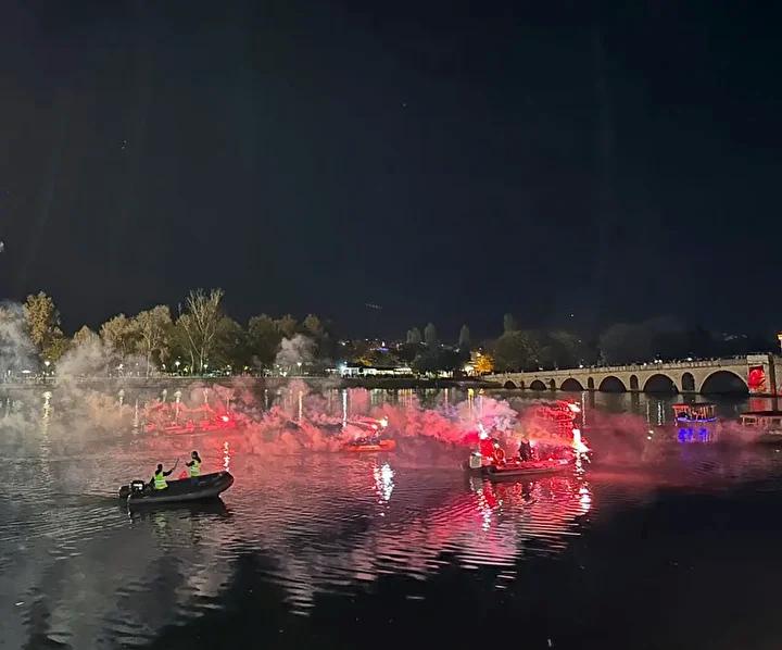 Edirne’de Cumhuriyet Bayramı Resepsiyonu ve Meriç Nehri’nde Fener Alayı Etkinliği 3 Edirne’de Cumhuriyet Bayramı Resepsiyonu ve Meriç Nehri’nde Fener Alayı Etkinliği