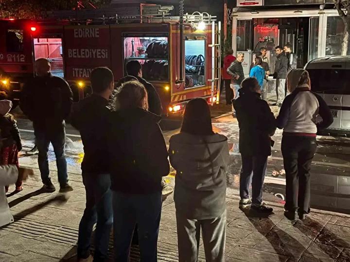 Edirne’de Pastanede Yangın Paniği: Maddi Hasar Oluştu 4 Edirne’de Pastanede Yangın Paniği: Maddi Hasar Oluştu