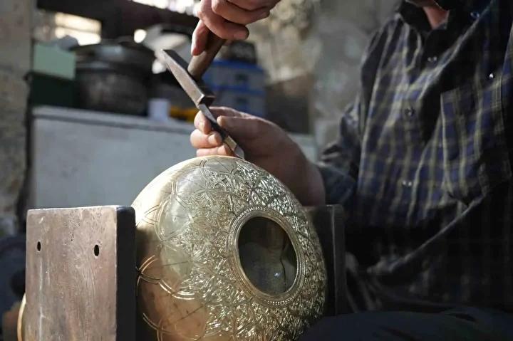 El İşçiliğiyle Sanata Dönüşen Bakır İbrikler ve Usta Kamil Şingin'in Eseri