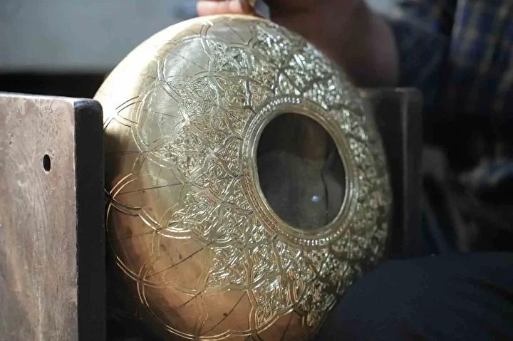 El İşçiliğiyle Sanata Dönüşen Bakır İbrikler ve Usta Kamil Şingin'in Eseri