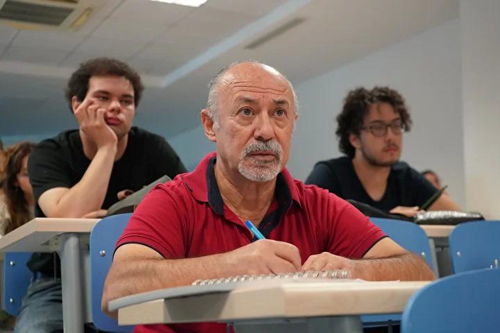 Emekli Öğretmen İkinci Üniversite Serüvenine Adım Attı: Hayallerini Gerçekleştirmenin Hazzı