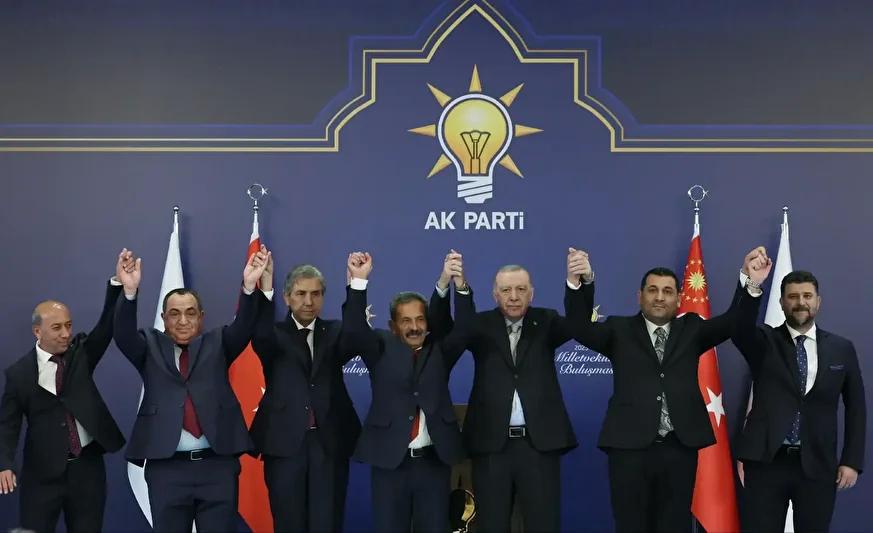 AK Parti'ye Katılan Belediye Başkanları ve Rozet Töreni