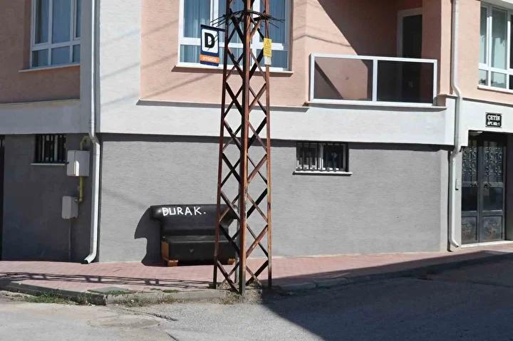 Eskişehir’de Duraklara Konulan Koltuklarla Vatandaşların Bekleyişi Kolaylaşıyor