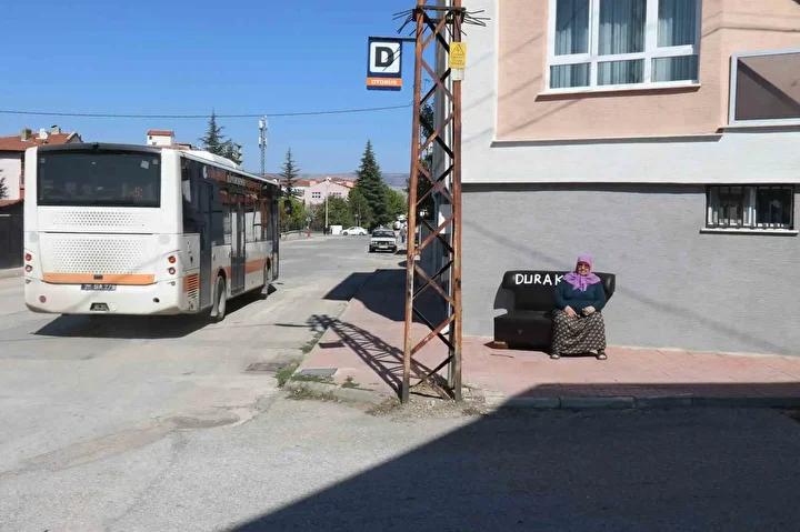 Eskişehir’de Duraklara Konulan Koltuklarla Vatandaşların Bekleyişi Kolaylaşıyor