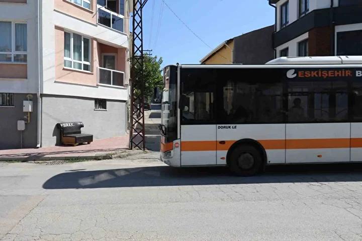 Eskişehir’de Duraklara Konulan Koltuklarla Vatandaşların Bekleyişi Kolaylaşıyor