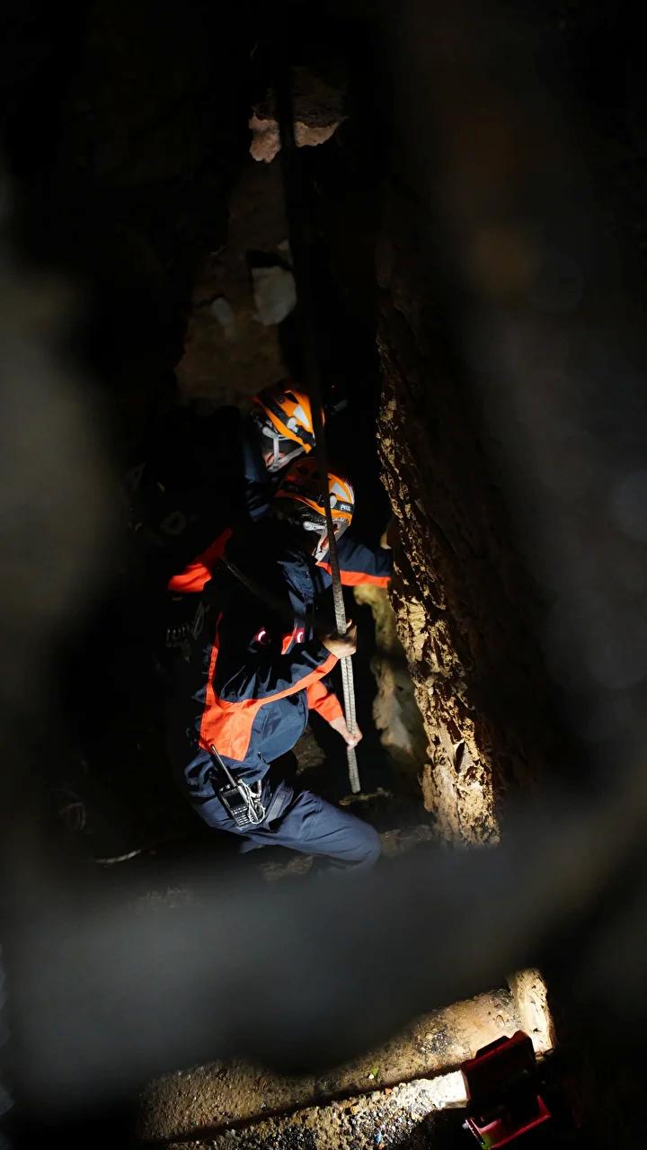 Falezlerdeki Mağarada Yağmur ve Dalgalarla Mücadele Eden İki Kişinin Kurtarılma Hikayesi