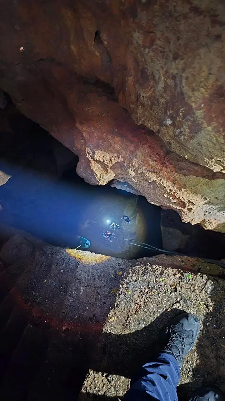 Falezlerdeki Mağarada Yağmur ve Dalgalarla Mücadele Eden İki Kişinin Kurtarılma Hikayesi