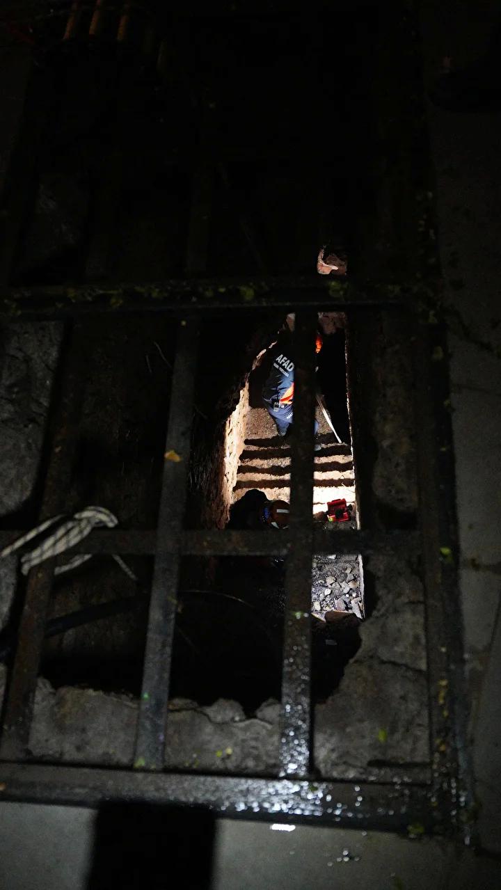 Falezlerdeki Mağarada Yağmur ve Dalgalarla Mücadele Eden İki Kişinin Kurtarılma Hikayesi