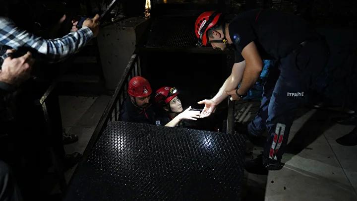 Falezlerdeki Mağarada Yağmur ve Dalgalarla Mücadele Eden İki Kişinin Kurtarılma Hikayesi