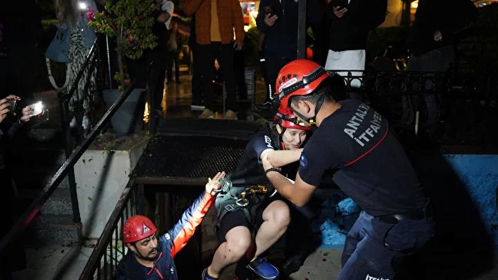 Falezlerdeki Mağarada Yağmur ve Dalgalarla Mücadele Eden İki Kişinin Kurtarılma Hikayesi