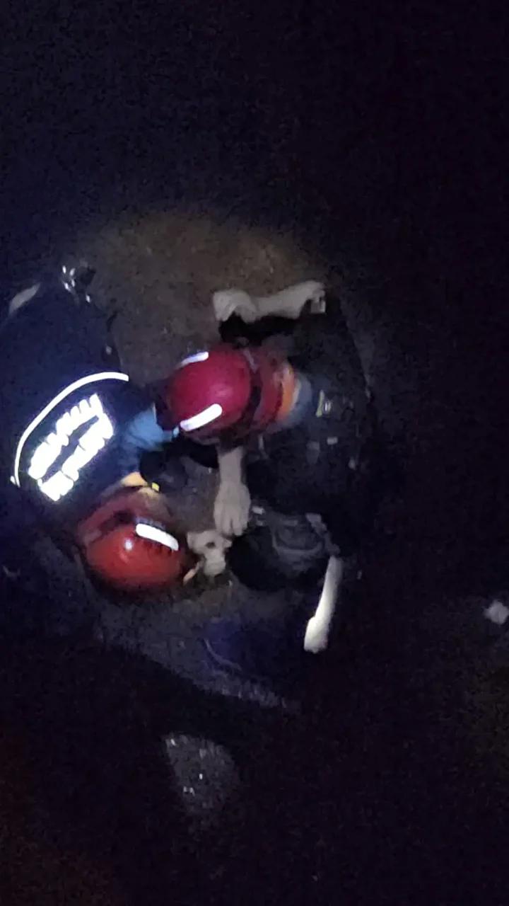 Falezlerdeki Mağarada Yağmur ve Dalgalarla Mücadele Eden İki Kişinin Kurtarılma Hikayesi