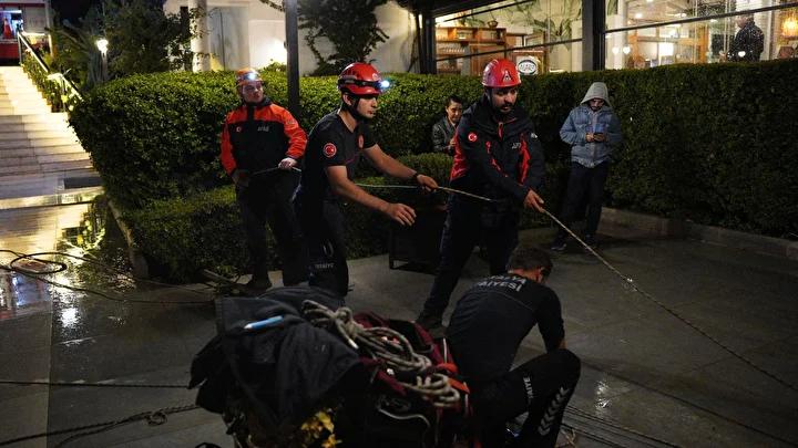 Falezlerdeki Mağarada Yağmur ve Dalgalarla Mücadele Eden İki Kişinin Kurtarılma Hikayesi