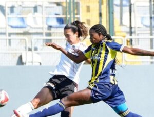 Fenerbahçe, Derbide Beşiktaş’ı 2-1 mağlup ederek liderliğe yükseldi