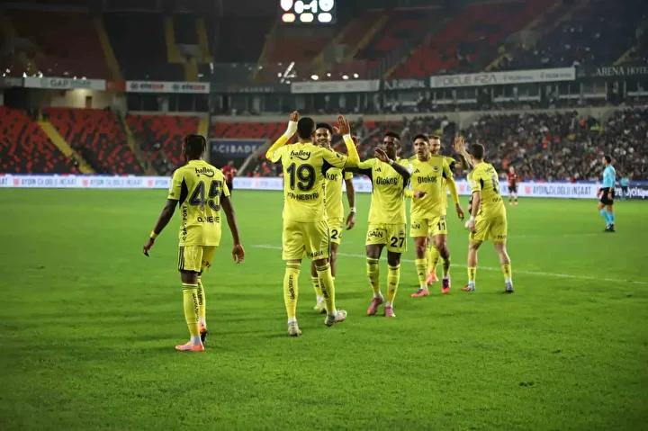 Fenerbahce Sevinc Dolu Anlarla Gaziantep FKyi Gecti Tedesconun Surpriz Izni Mujdesi