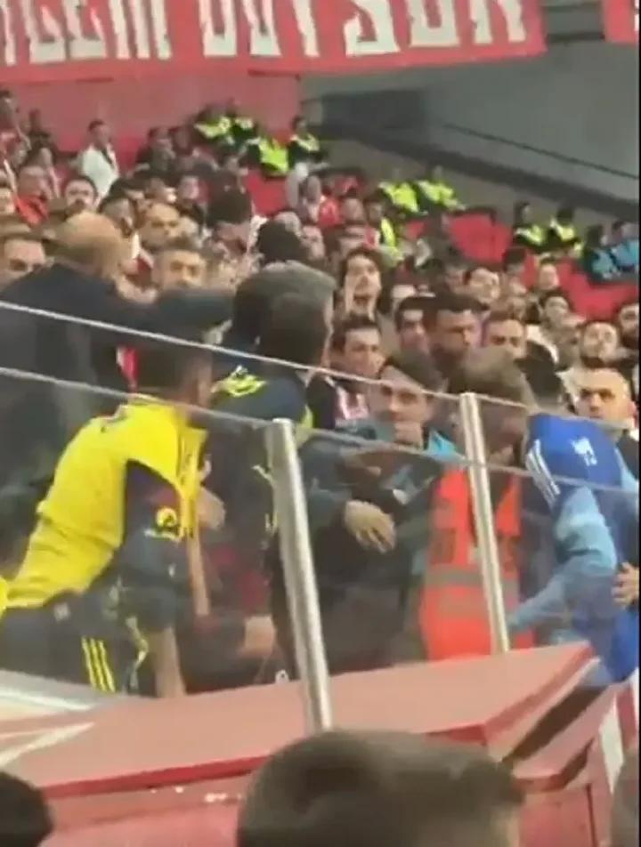 Fenerbahçe Taraftarları ve Samsunspor Maçı Sırasında Gerginlik Yaşandı