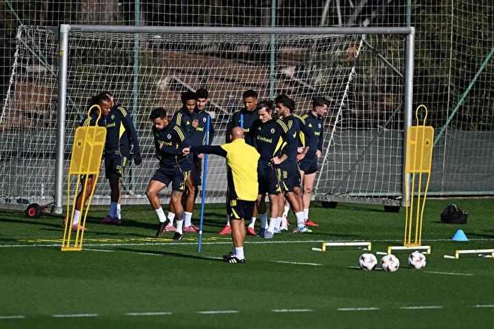 Fenerbahçe UEFA Avrupa Ligi Mücadelesi ve Takım Güncellemeleri