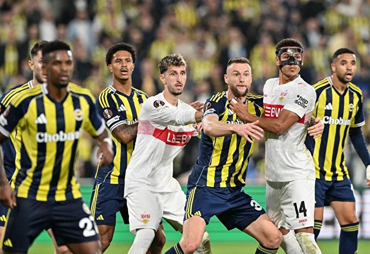 UEFA Avrupa Ligi’nde 3. hafta karşılaşmasında Fenerbahçe, evinde Stuttgart’ı konuk etti. Maç boyunca yaşanan heyecan ve gerilim, taraftarların da dikkatini çekti. Fenerbahçe, Kerem Aktürkoğlu’nun penaltıdan attığı golle karşılaşmayı 1-0 kazandı.