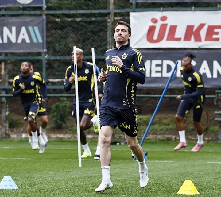 Fenerbahçe'de Kadro Dışı ve Mert Hakan Yandaş'ın Durumu Üzerine Güncel Gelişmeler