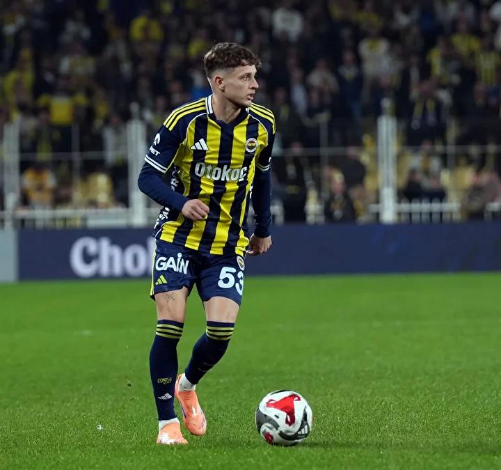 Fenerbahçe'de Szymanski'nin Performansı ve Taraftar Tepkisi