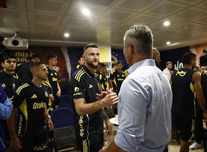 Fenerbahçe yönetimi, teknik direktör Domenico Tedesco ile devam kararı aldı ve bu kararla birlikte yeni stratejiler üzerinde çalışmalara başladı. Tedesco'nun, yönetimden gelen sorulara verdiği yanıtlar, takımı yeniden şekillendirme ve geliştirme planlarının önemli ipuçlarını içeriyor.
