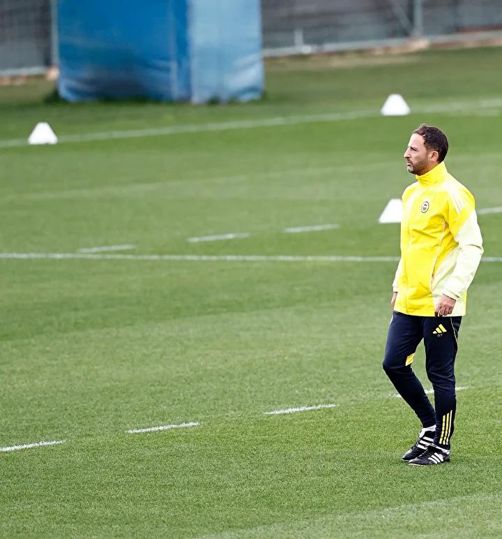 Fenerbahçe yönetimi, teknik direktör Domenico Tedesco ile devam kararı aldı ve bu kararla birlikte yeni stratejiler üzerinde çalışmalara başladı. Tedesco'nun, yönetimden gelen sorulara verdiği yanıtlar, takımı yeniden şekillendirme ve geliştirme planlarının önemli ipuçlarını içeriyor.