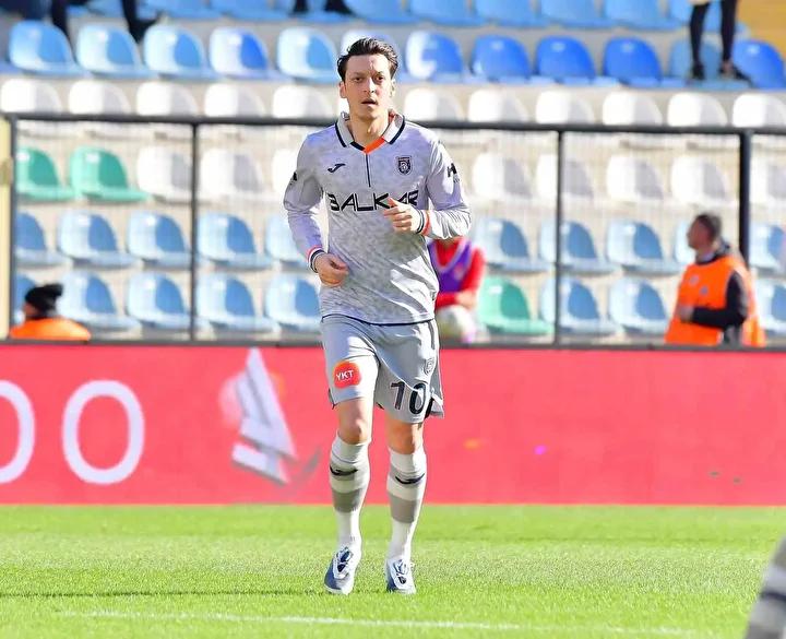 Fenerbahçe'de Yeni Sportif Direktör İçin Mesut Özil Gündemde