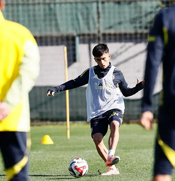 Fenerbahçe'nin Geleceğin Yıldızı: Efe Fettahoğlu ile Tanışın