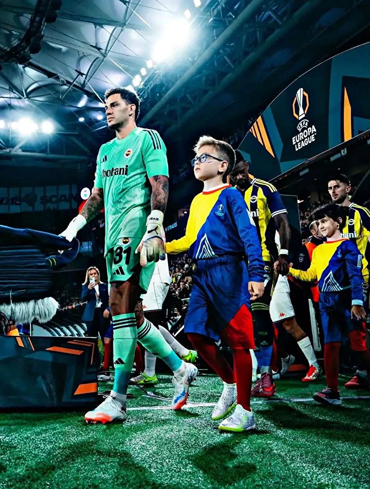 Fenerbahçe'nin Kalecisi Ederson'ın Samsunspor Maçı Öncesi Sakatlığı ve Milli Takım Değişikliği