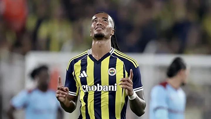 Fenerbahçe'nin yaz döneminde renklerine bağladığı genç futbolcu Archie Brown, takımdaki ilk dönemlerinde dikkat çekici bir performans sergiledi. Ancak, son maçlardaki gösterdiği performans taraftarlar tarafından büyük tepki aldı.