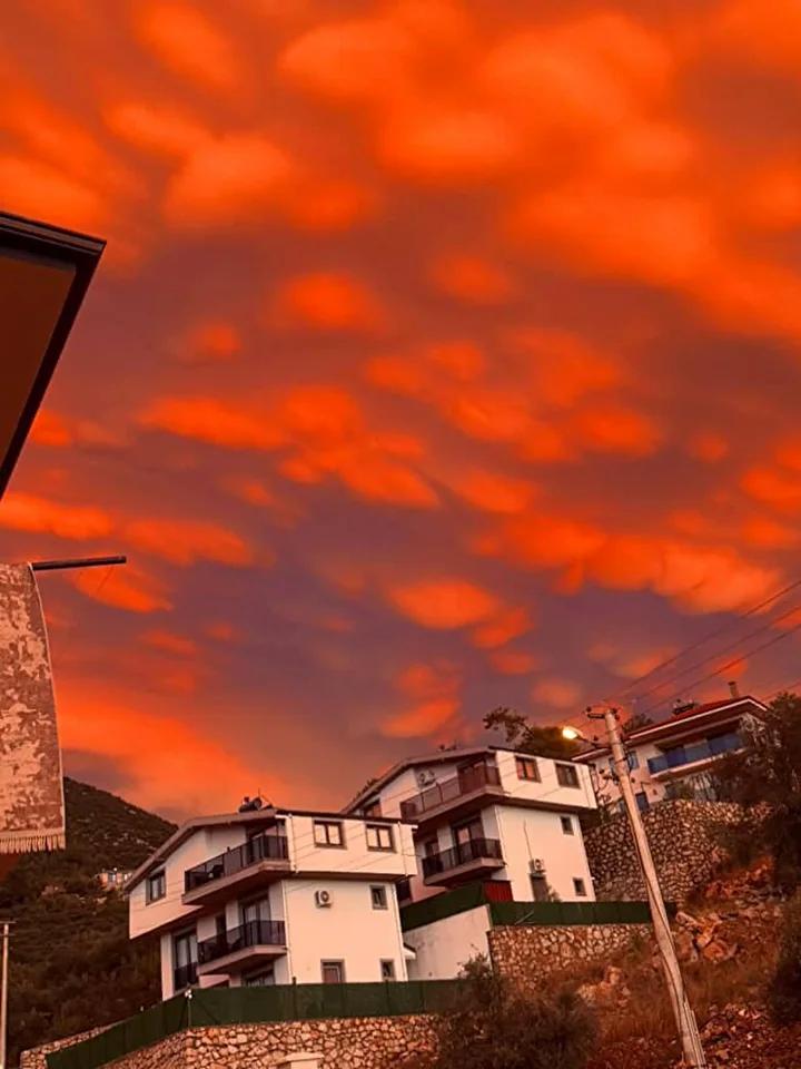 Fethiyedeki Gokyuzunde Goz Kamastirici Mammatus Bulutlari