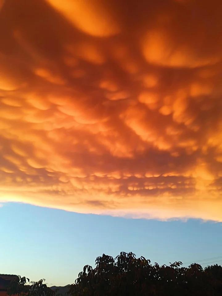 Fethiyedeki Gokyuzunde Goz Kamastirici Mammatus Bulutlari