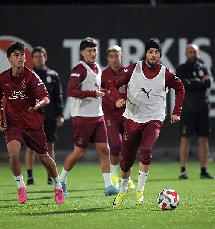Galatasaray, sponsorluk gelirlerini artırmak amacıyla önemli adımlar atıyor. Sarı-kırmızı ekip, Şampiyonlar Ligi ve Süper Lig maçlarında gösterdiği performansla dikkatleri üzerine çekmeyi sürdürüyor.