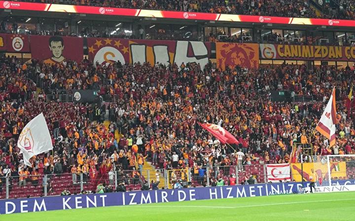 Galatasaray ve Beşiktaş Maçı Öncesi Tribünlerde İlginç Gelişmeler 1 Maç Öncesi Tribünlerde İlginç Anlar