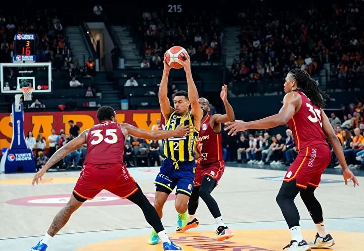 Galatasaray ve Fenerbahçe Beko Arasında Gerilim Dolu Basketbol Karşılaşması