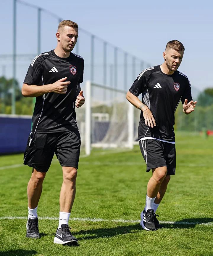Galatasaray'ı Transfer Çalışmalarıyla Yoğun Günler Bekliyor: Kacper Kozlowski İçin Yeni Gelişmeler