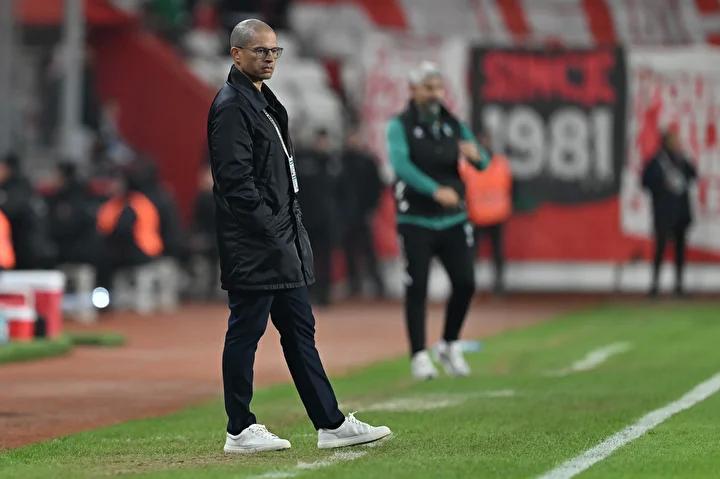 Galatasaray'ın Savunma Takviyesi İçin Gilberto Silva ile Görüşmeler Devam Ediyor