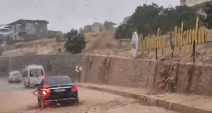 Gaziantep'te Akşam Saati Sağanak Yağış Gürültüsüyle Etkili Oldu