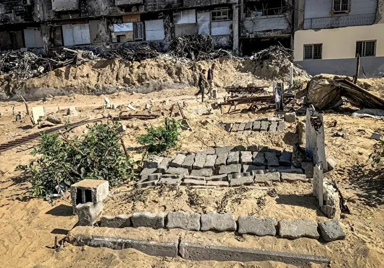 İnsanlar Mezarlıklara ve Toplu Defneye Zorunlu Kalıyor