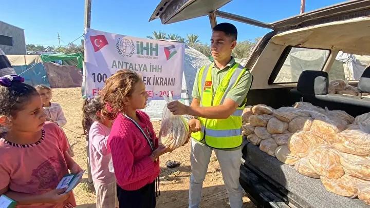 Gazze'de Dayanışma Ekmek Dağıtım Kampanyası Başlatıldı 1 Gazze'de Dayanışma Ekmek Dağıtım Kampanyası Başlatıldı