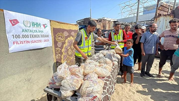 Gazze'de Dayanışma Ekmek Dağıtım Kampanyası Başlatıldı 2 Gazze'de Dayanışma Ekmek Dağıtım Kampanyası Başlatıldı